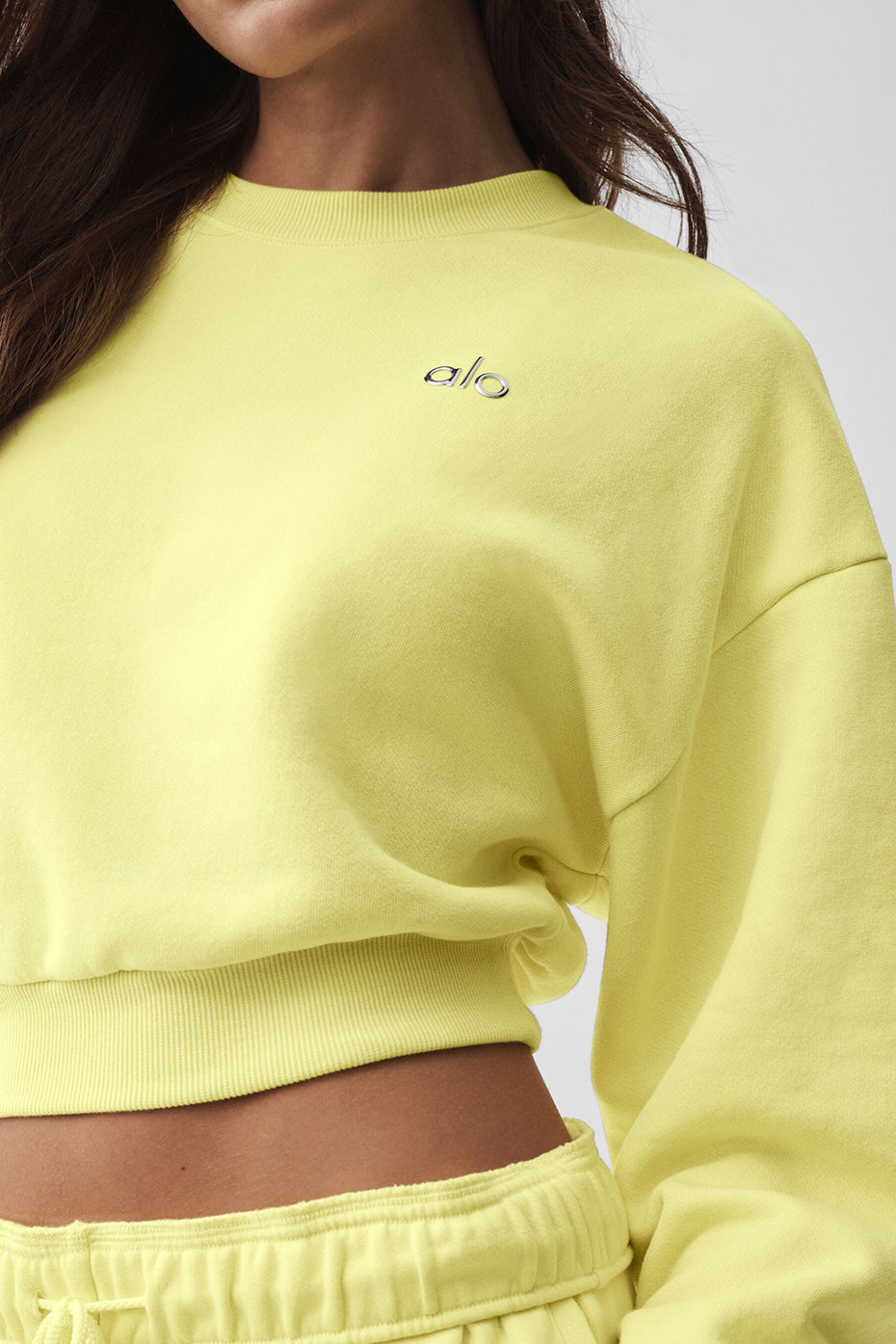 Alo Yoga Cropped Accolade Crewneck - Sunshine