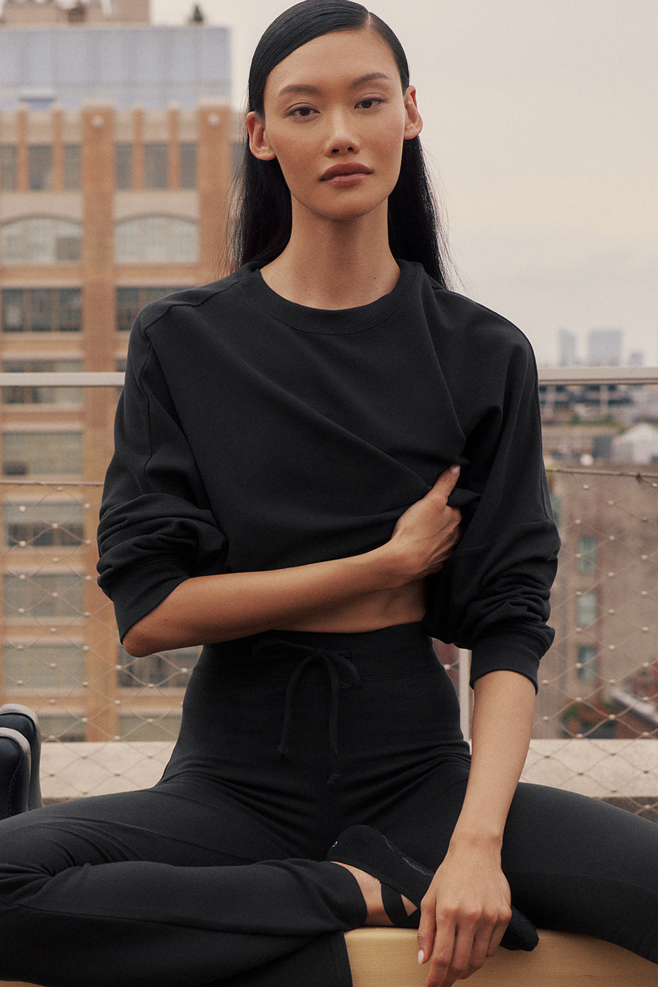 Alo Yoga Cropped Sway Crew Neck Pullover - Black