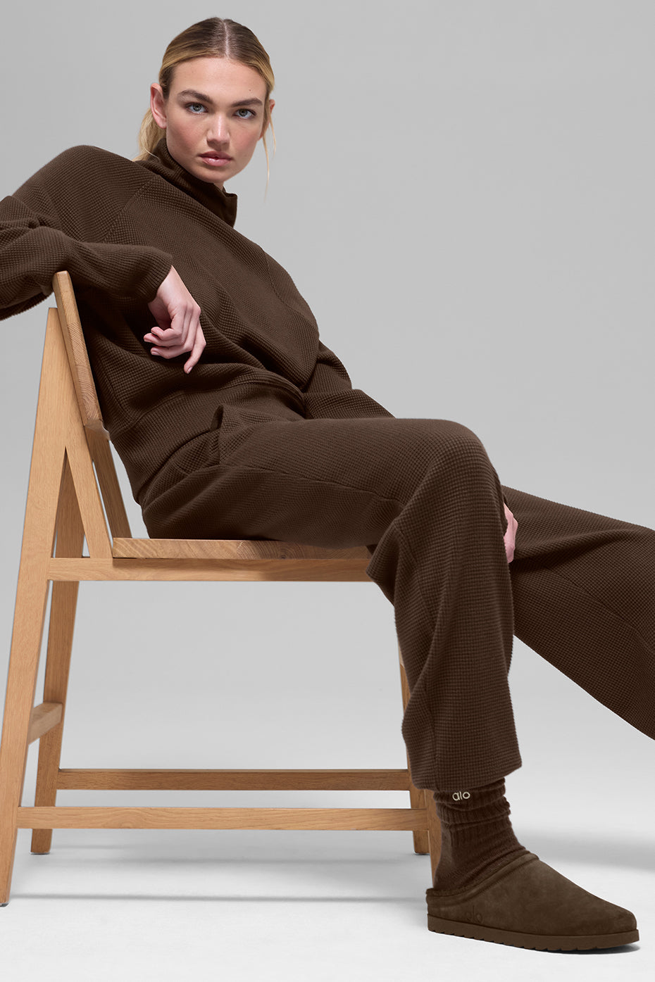 Alo Yoga Waffle Weekend Escape Jogger - Espresso