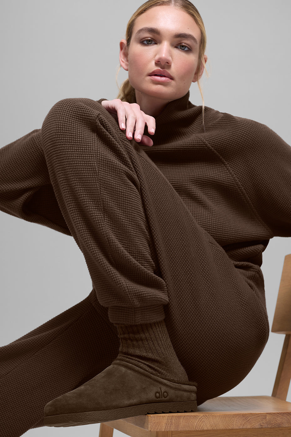 Alo Yoga Waffle Weekend Escape Jogger - Espresso
