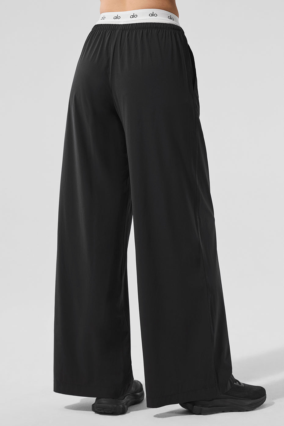 Alo Yoga Breezy Wide Leg Pant (Long) - Black