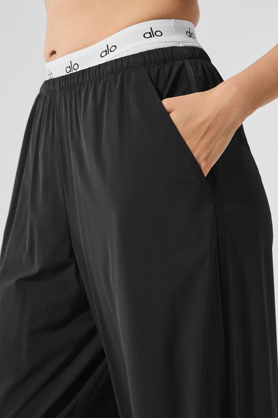 Alo Yoga Breezy Wide Leg Pant (Long) - Black