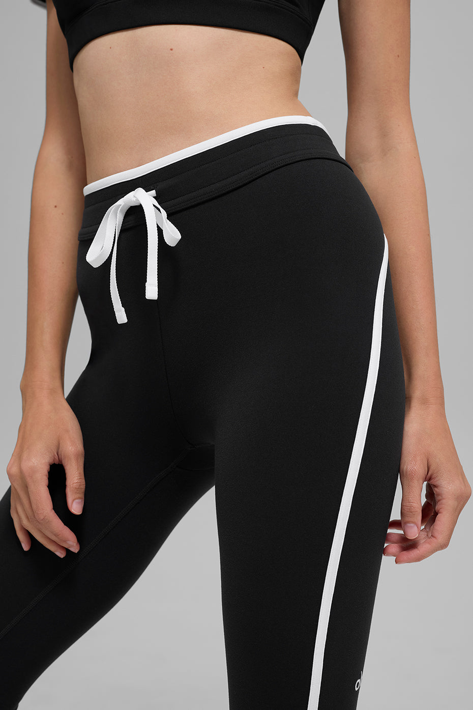 Alo Yoga Airbrush High-Waist Race Pace Capri - Black/White