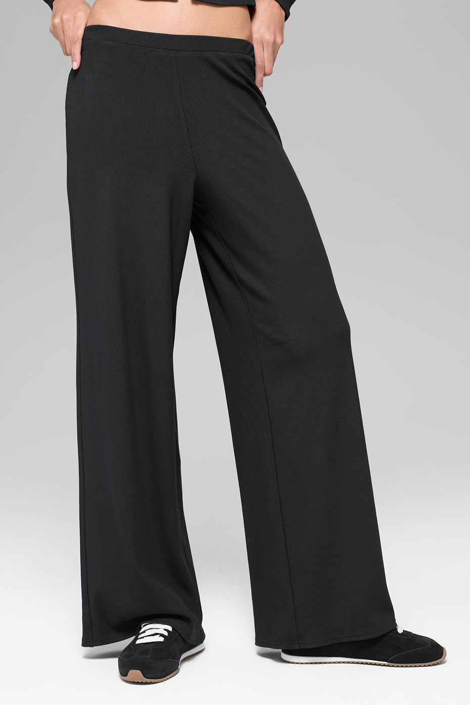 Alo Yoga Mid-Rise Dreamlight Straight Pant - Black