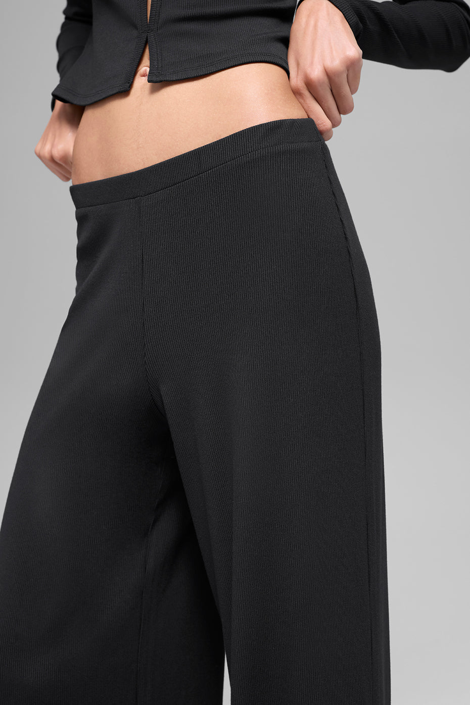 Alo Yoga Mid-Rise Dreamlight Straight Pant - Black