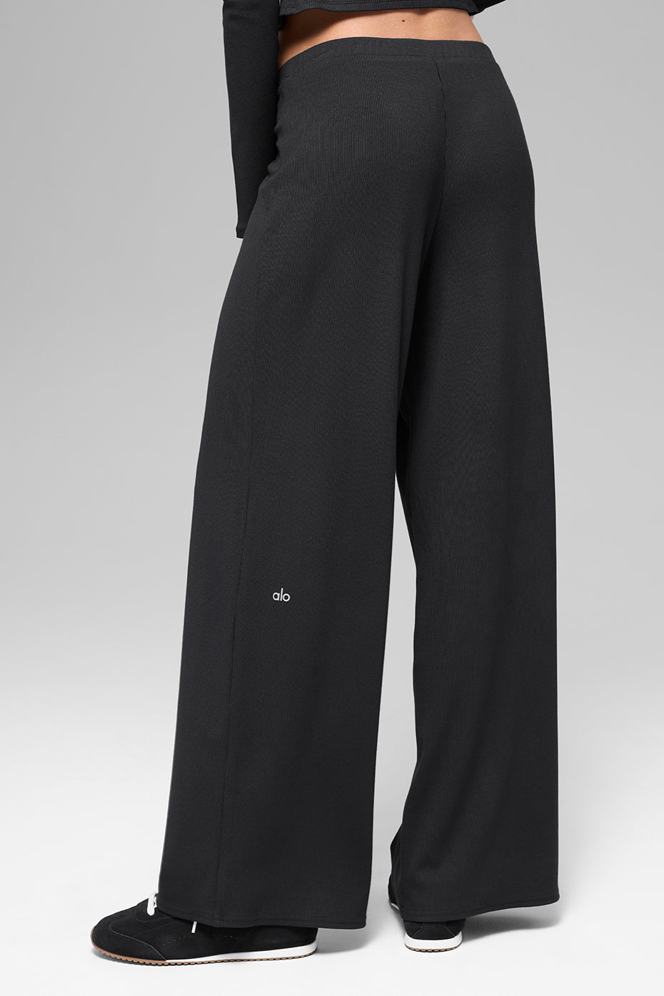 Alo Yoga Mid-Rise Dreamlight Straight Pant - Black