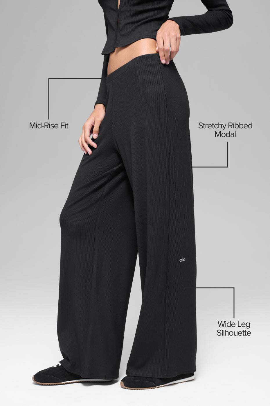 Alo Yoga Mid-Rise Dreamlight Straight Pant - Black