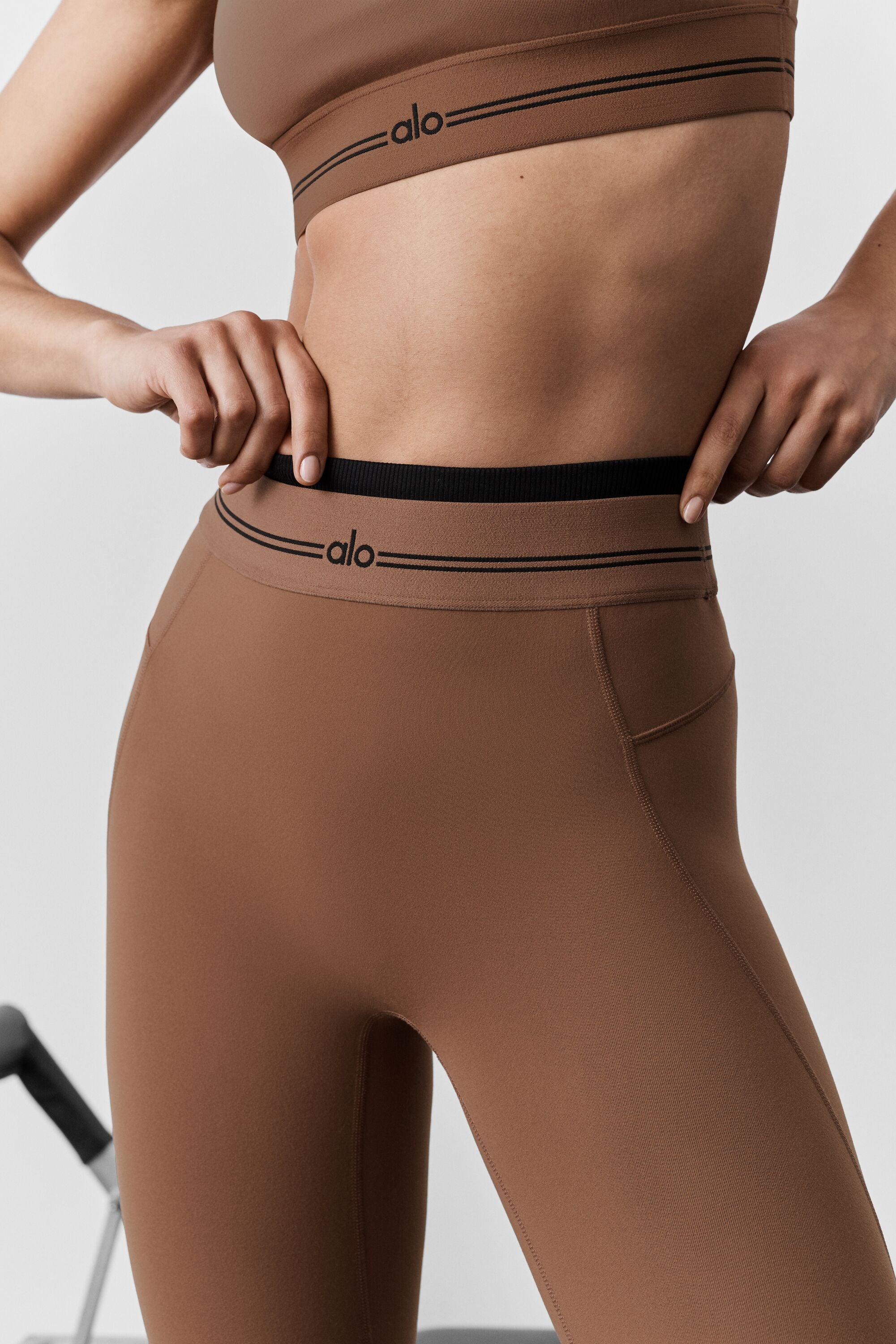 Alo Yoga Airbrush High-Waist 7/8 Better Together Legging - Sun Kissed Brown/Black