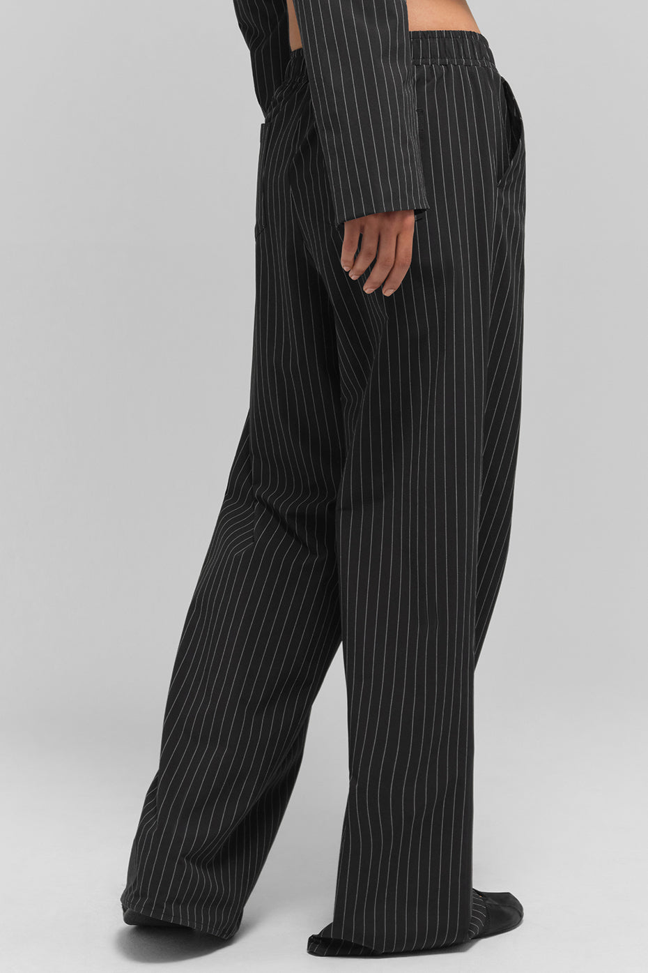 Alo Yoga Pinstripe Daylight Boxer Pant (Long) - Black/Titanium
