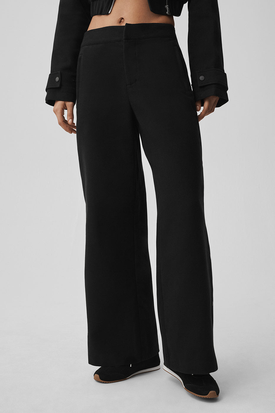 Alo Yoga Mid-Rise Cosmopolitan Snap Pant - Black