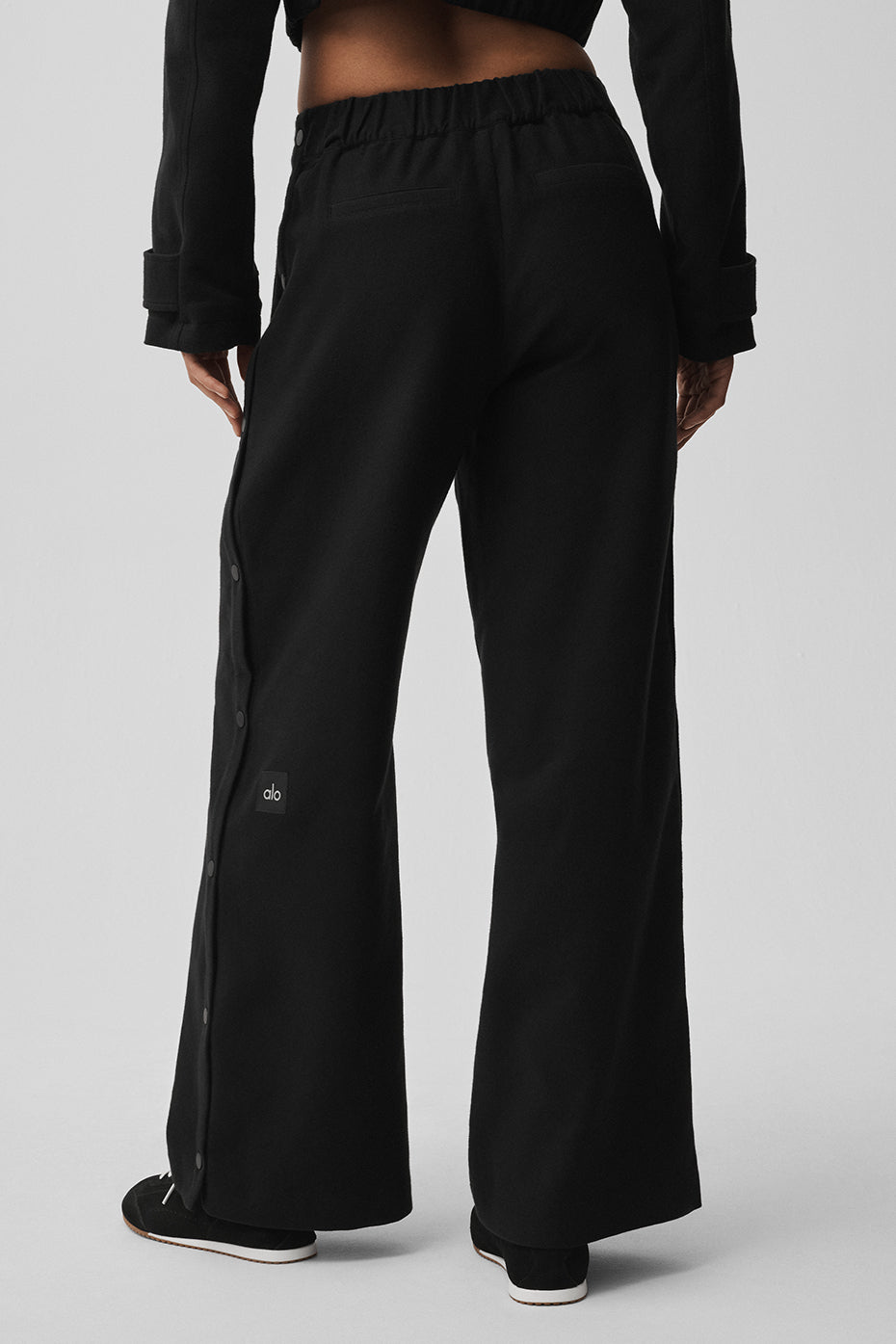 Alo Yoga Mid-Rise Cosmopolitan Snap Pant - Black
