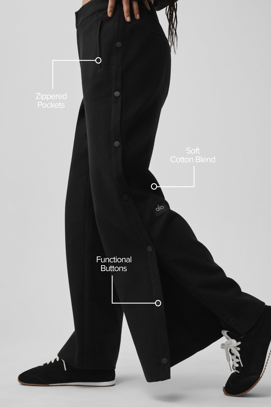 Alo Yoga Mid-Rise Cosmopolitan Snap Pant - Black