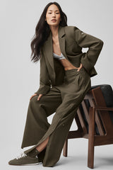 Alo Yoga Mid-Rise Cosmopolitan Snap Pant - Olive Tree
