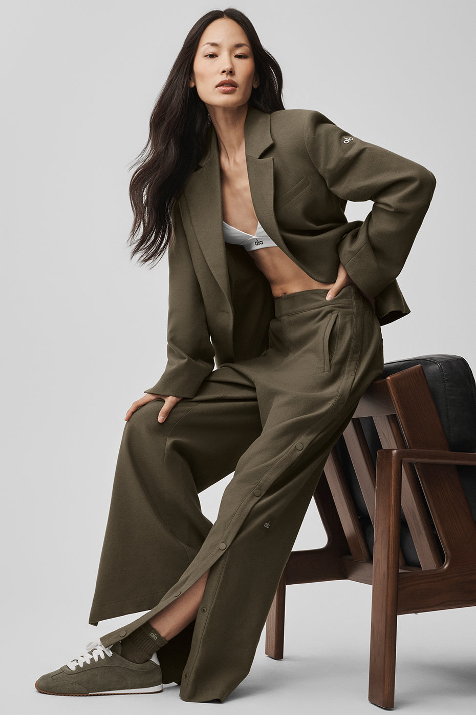 Alo Yoga Mid-Rise Cosmopolitan Snap Pant - Olive Tree