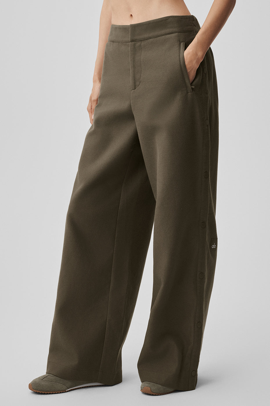 Alo Yoga Mid-Rise Cosmopolitan Snap Pant - Olive Tree