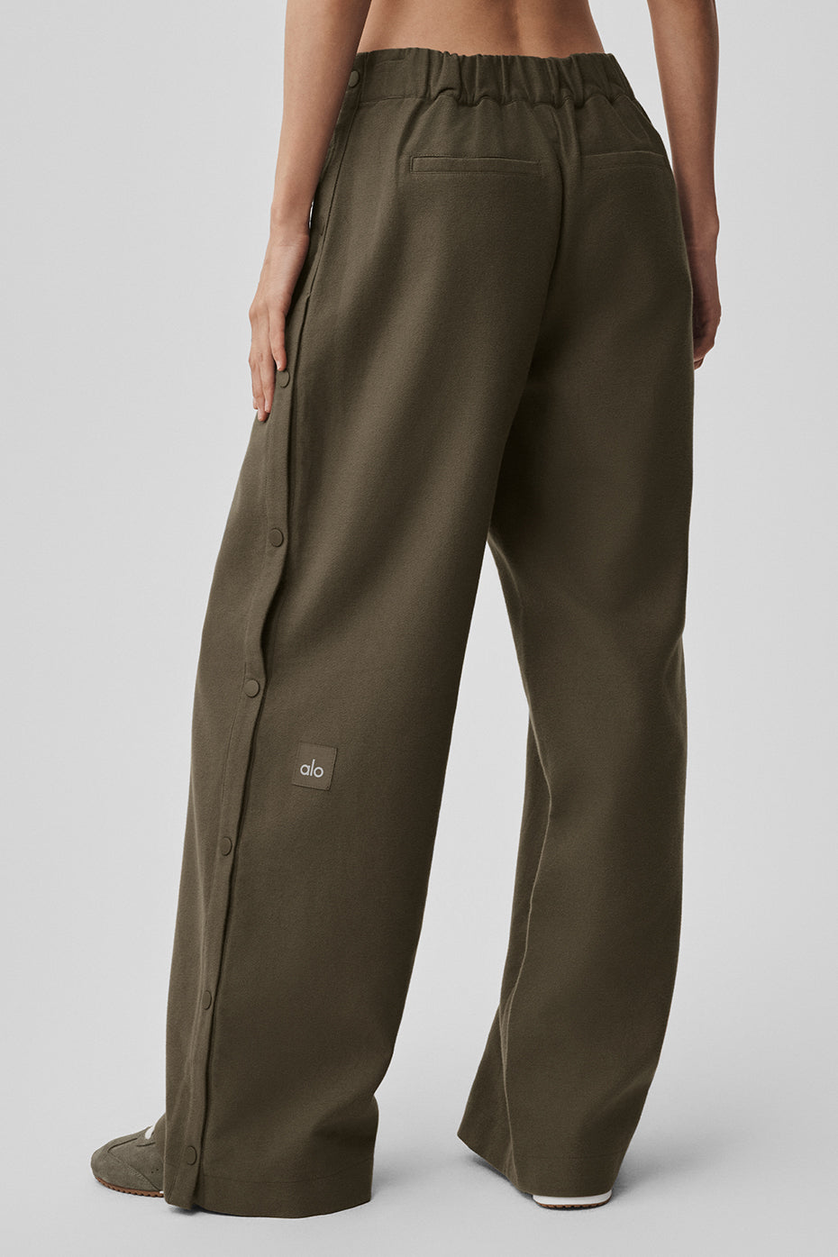 Alo Yoga Mid-Rise Cosmopolitan Snap Pant - Olive Tree