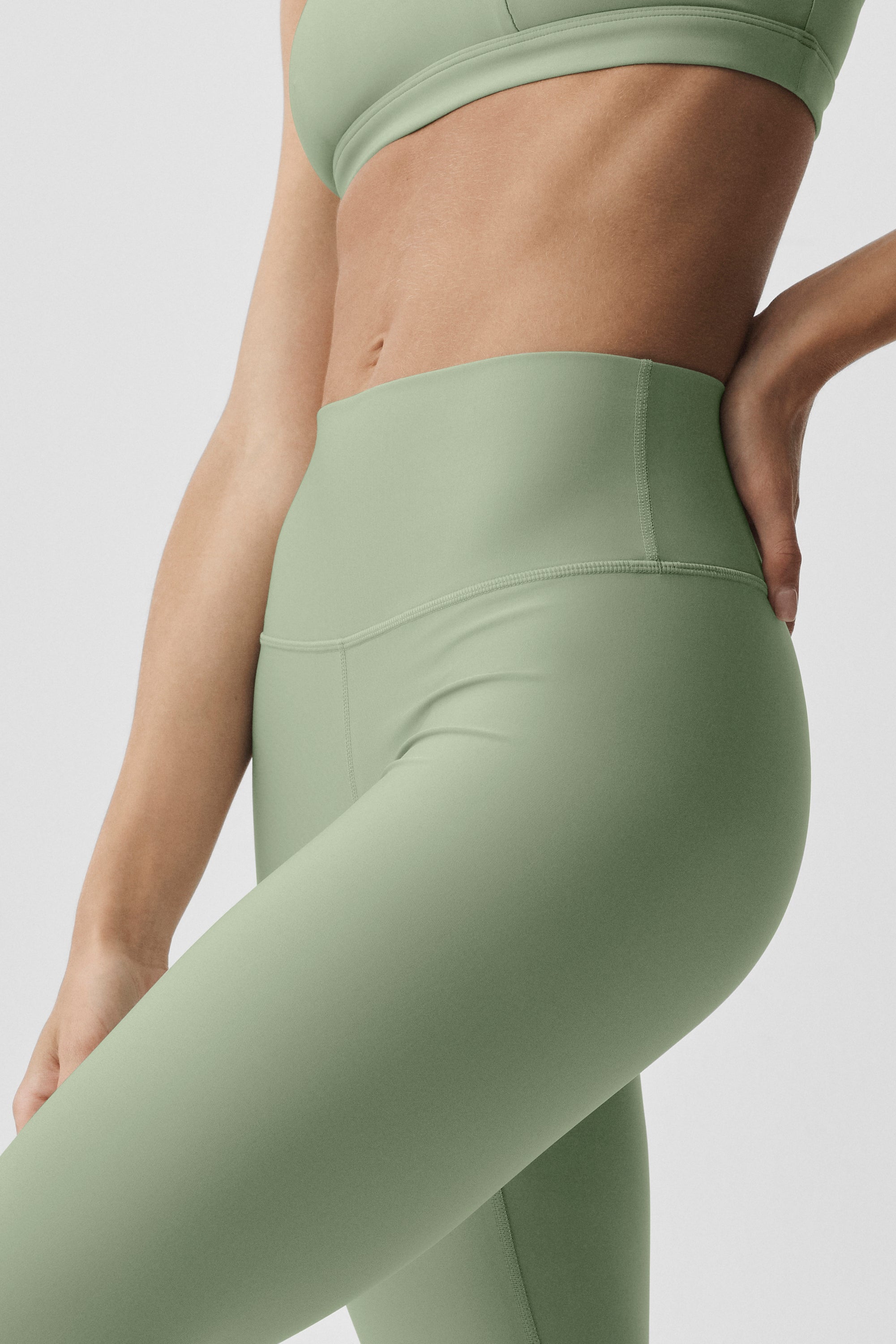 Alo Yoga 16" High-Waist Airlift Capri - Dune Grass