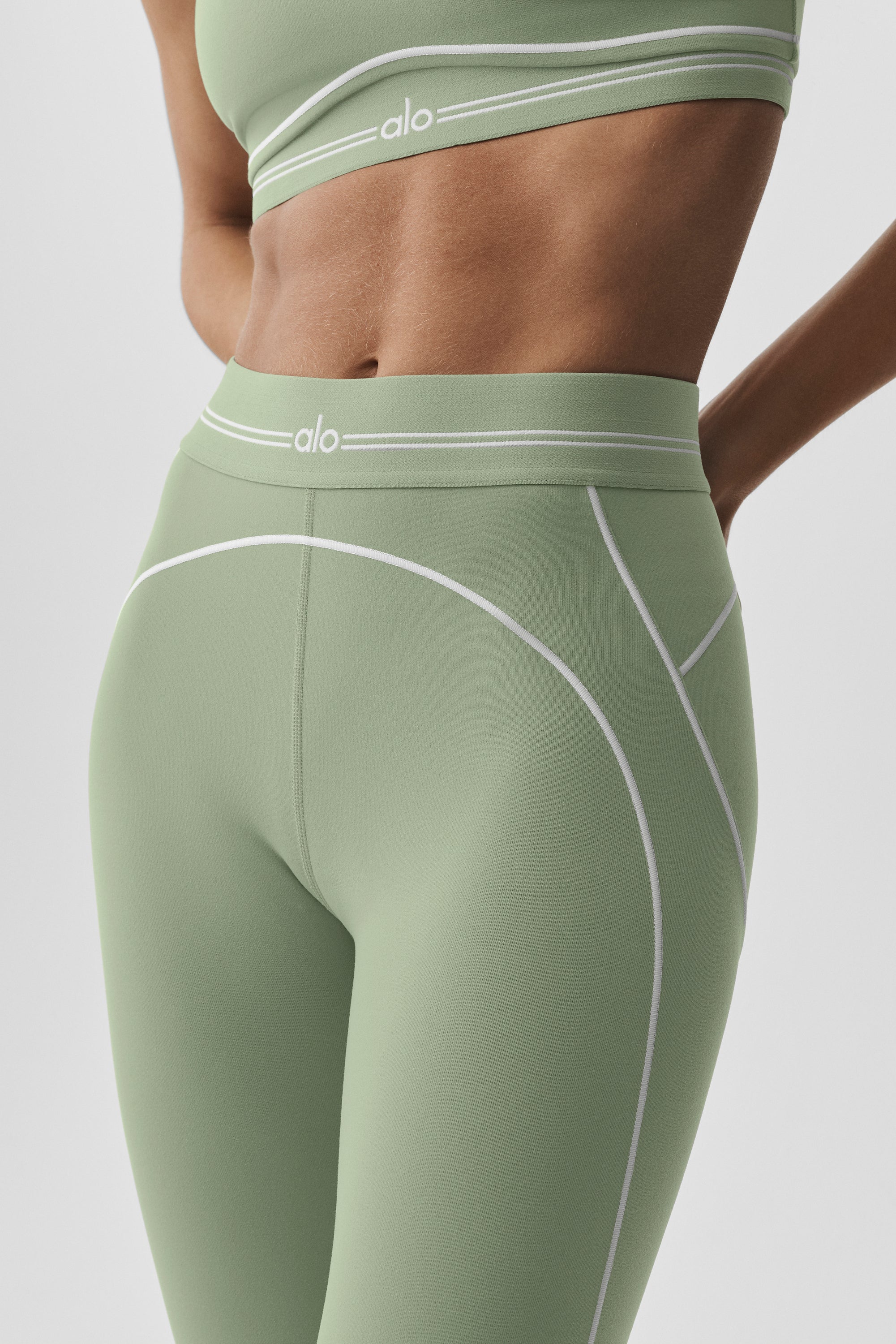 Alo Yoga Airbrush High-Waist 7/8 Heart Throb Legging - Dune Grass/White