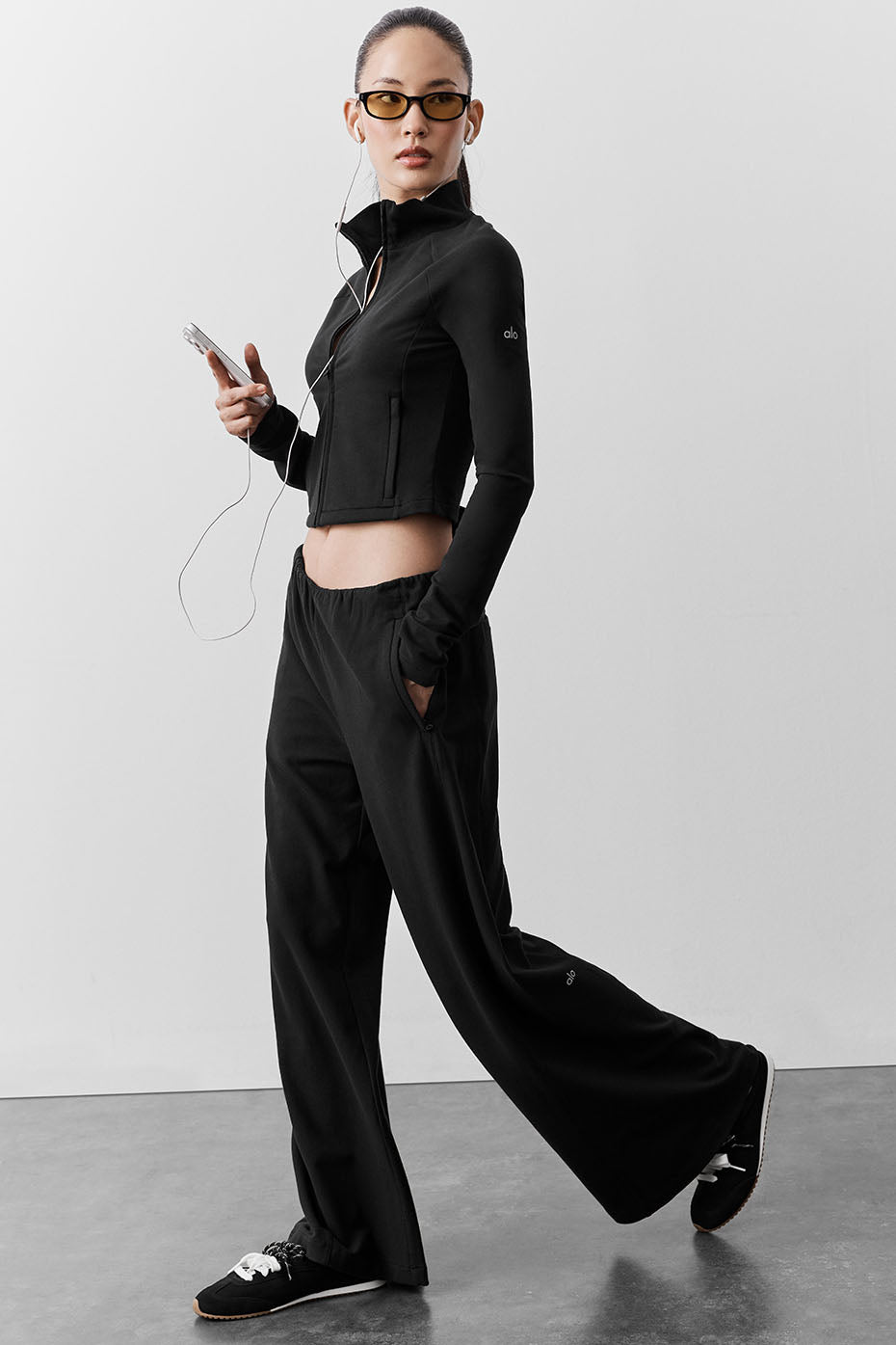 Alo Yoga Sway Mid-Rise On The Go Pant - Black