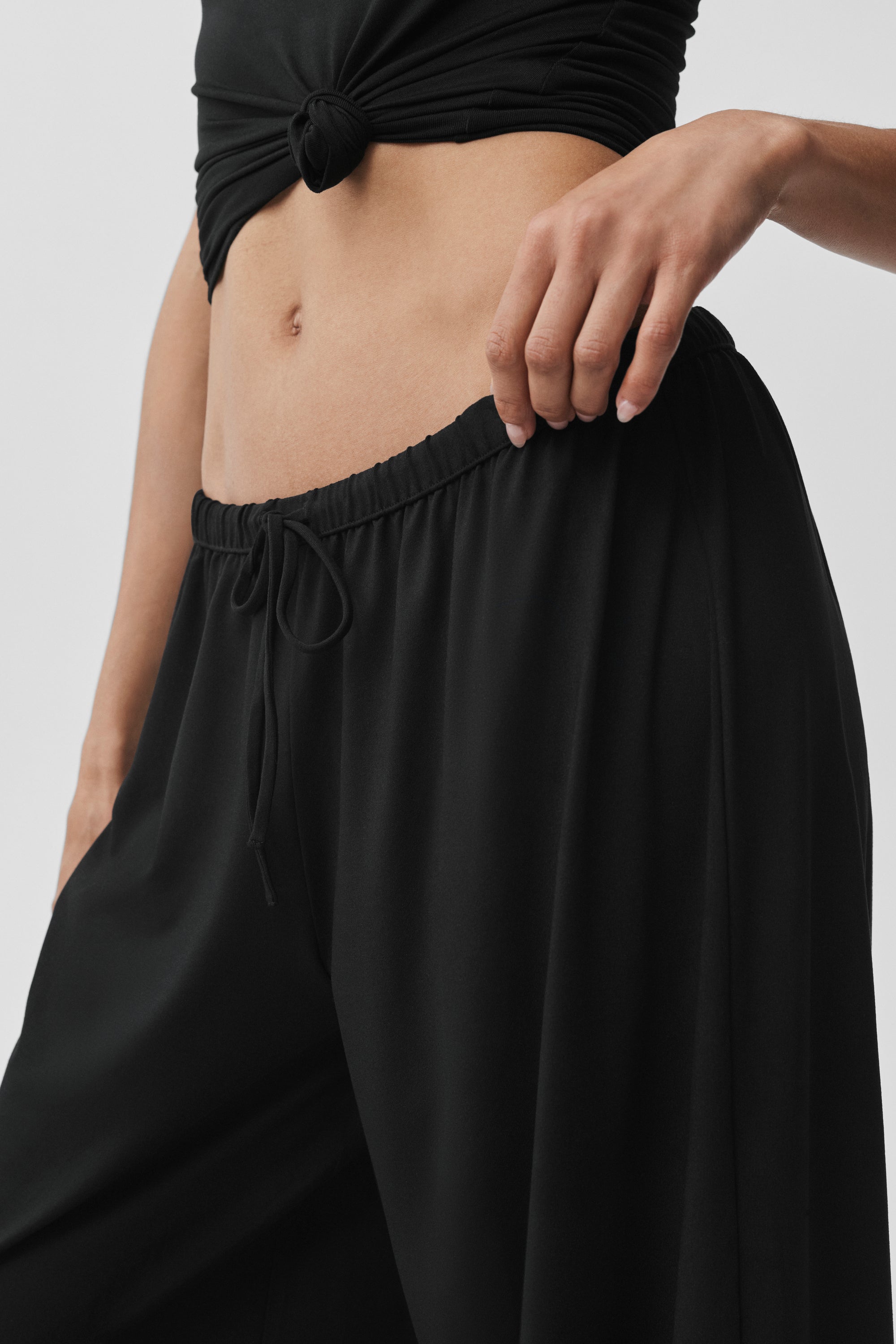 Alo Yoga Alosoft Mid-Rise Finesse Wide Leg Sweatpant - Black