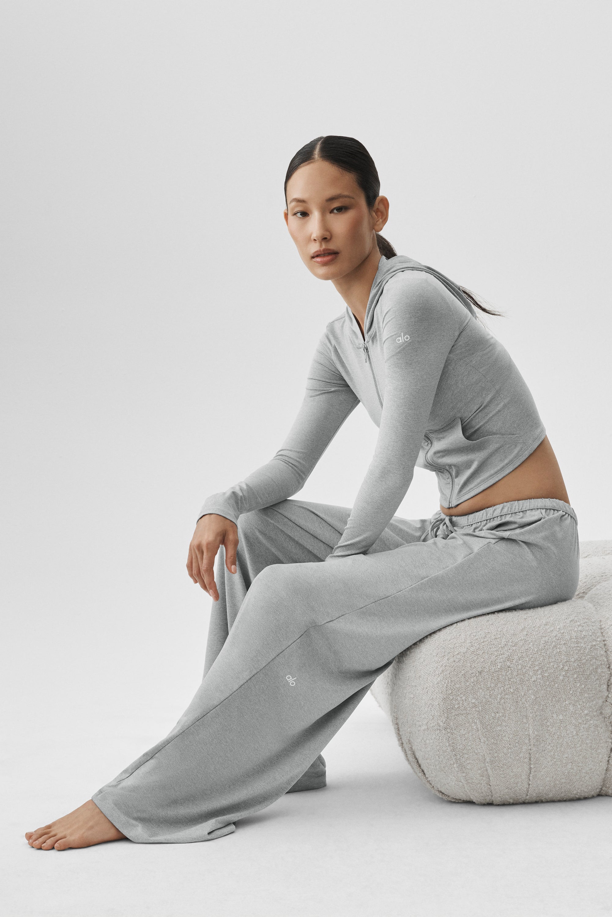Alo Yoga Alosoft Mid-Rise Finesse Wide Leg Sweatpant - Vintage Athletic Heather