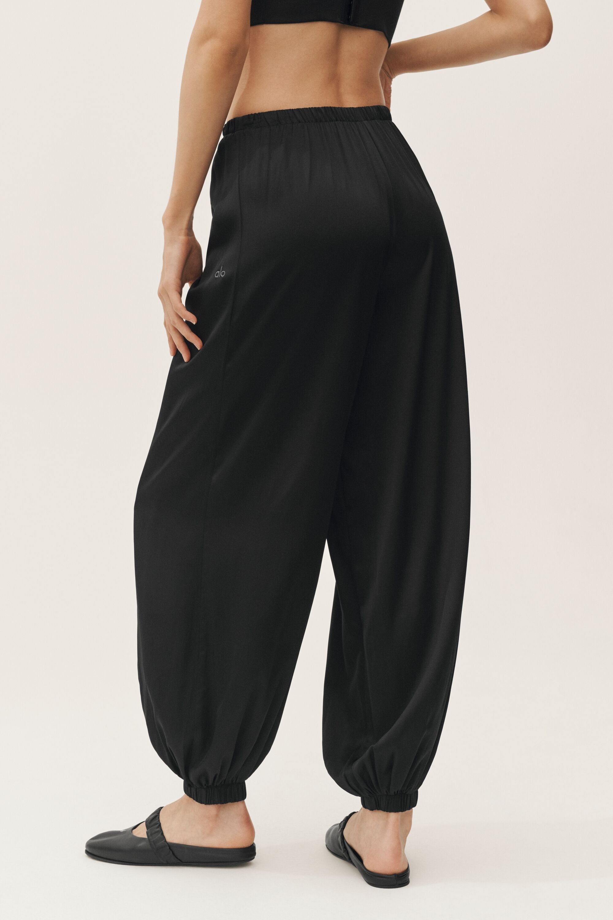 Alo Yoga Silk Blend High-Waist Radiance Pant - Black