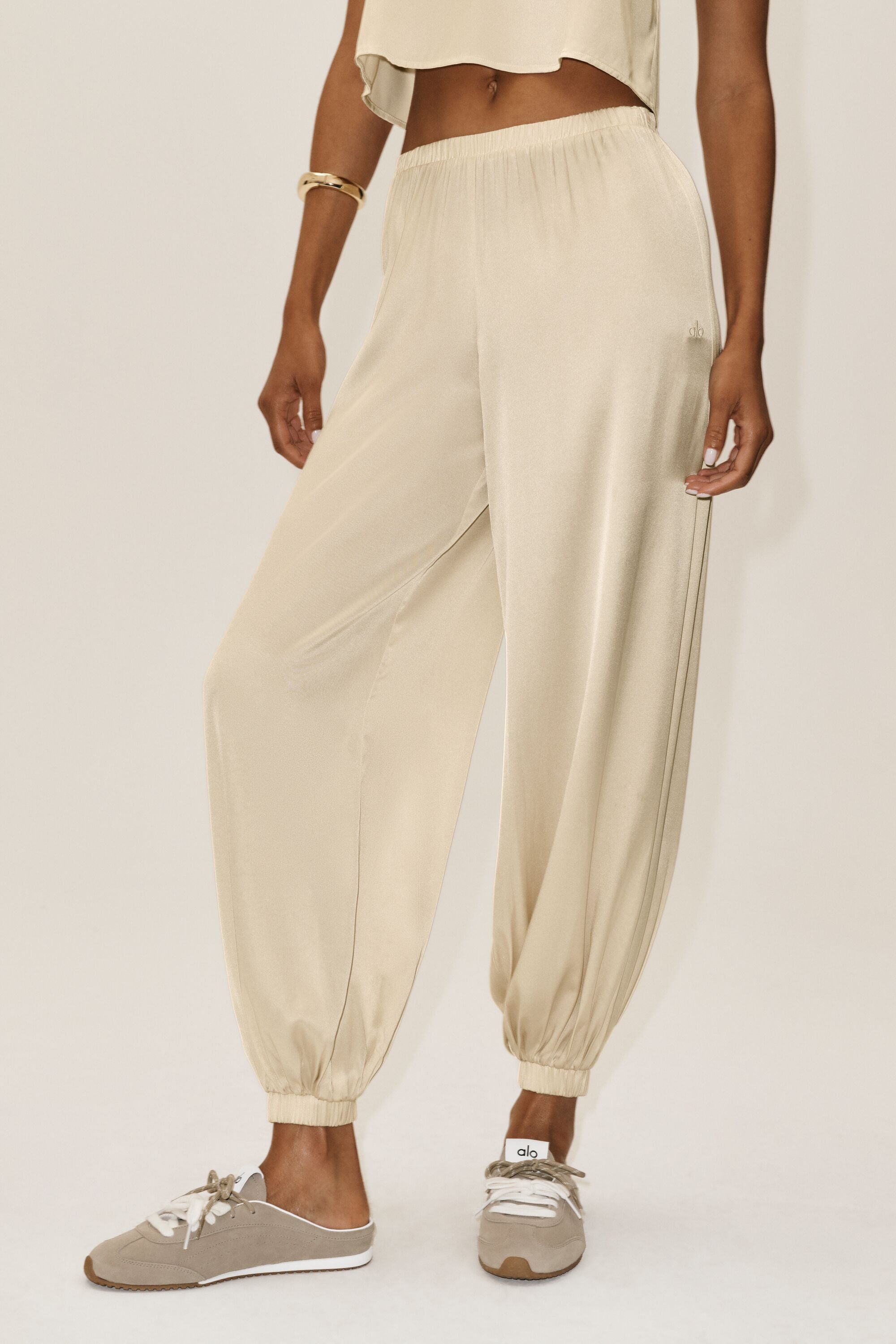 Alo Yoga Silk Blend High-Waist Radiance Pant - Sandy Beige