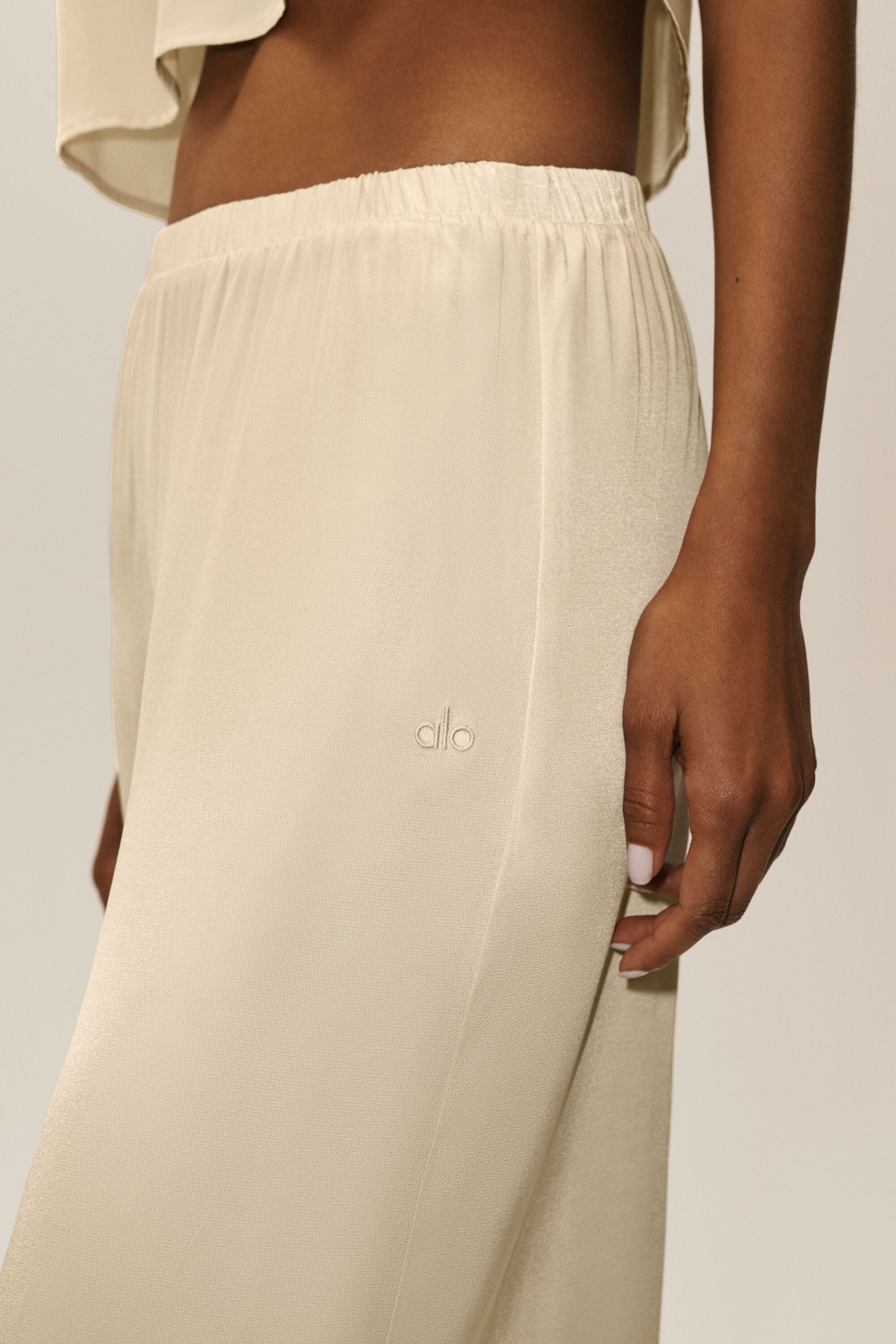 Alo Yoga Silk Blend High-Waist Radiance Pant - Sandy Beige
