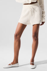 Alo Yoga Cashmere High-Waist Plush Waffle Short - Ivory
