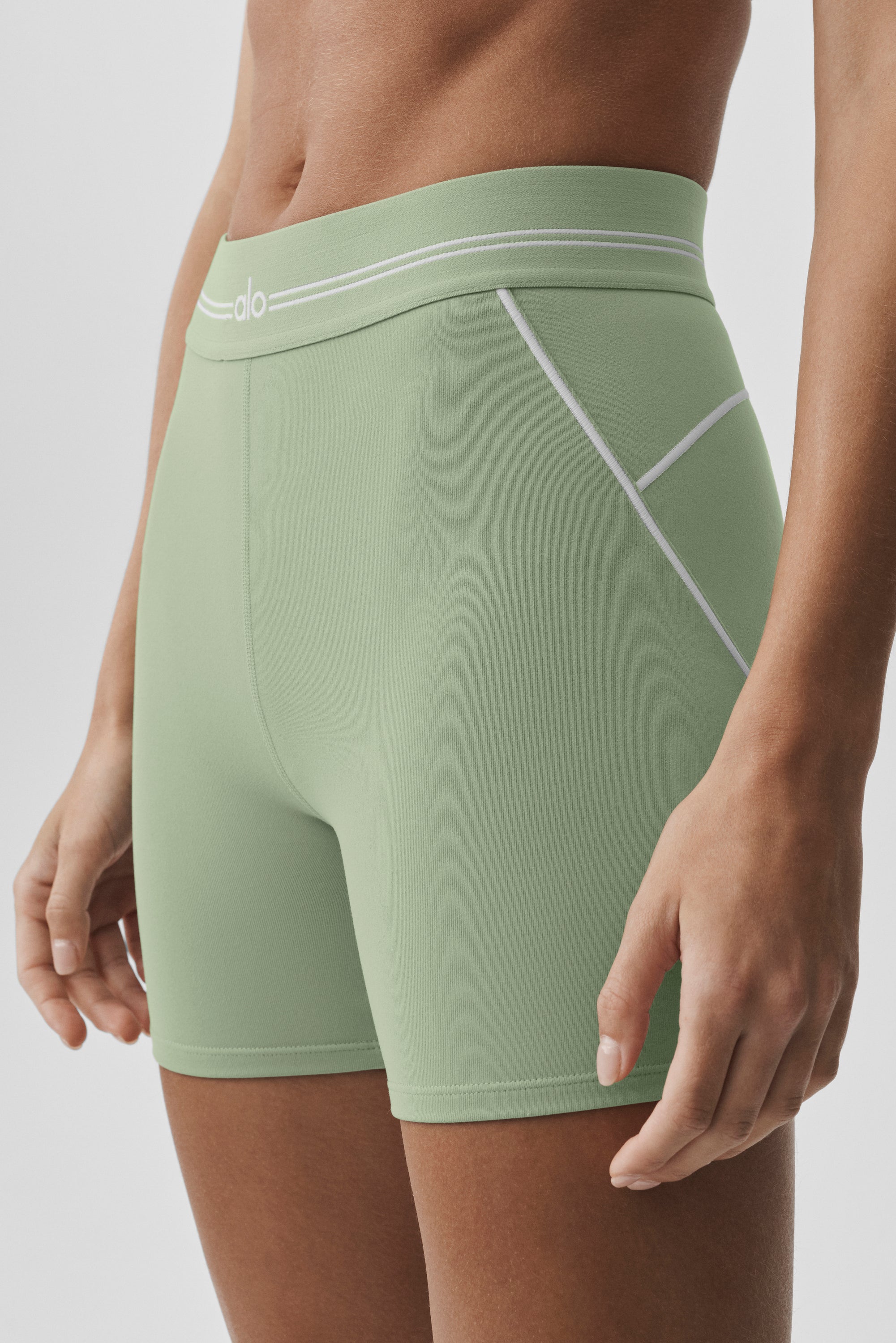 Alo Yoga 4" Airbrush High-Waist Heart Throb Short - Dune Grass/White