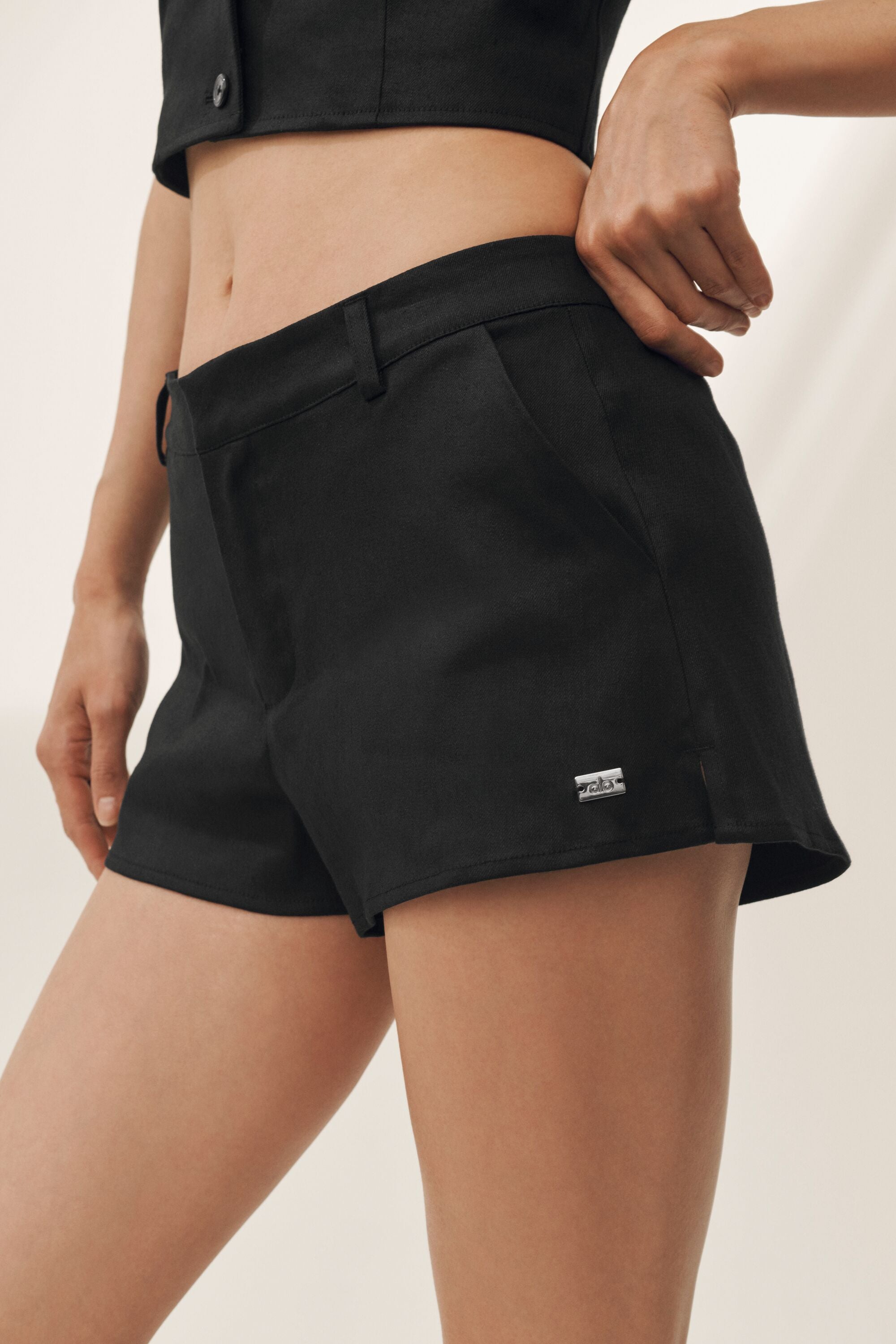 Alo Yoga Linen Blend Low-Rise Riviera Trouser Short - Black