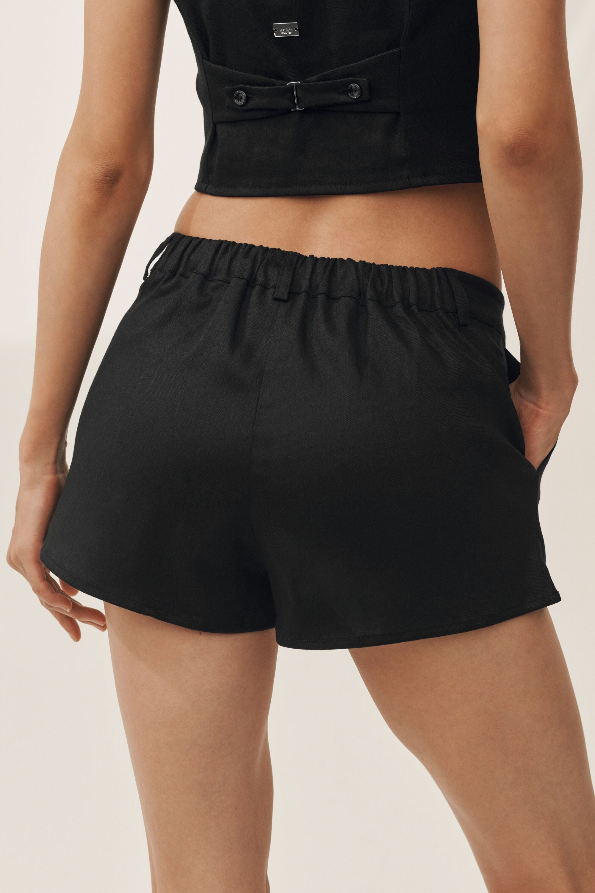 Alo Yoga Linen Blend Low-Rise Riviera Trouser Short - Black