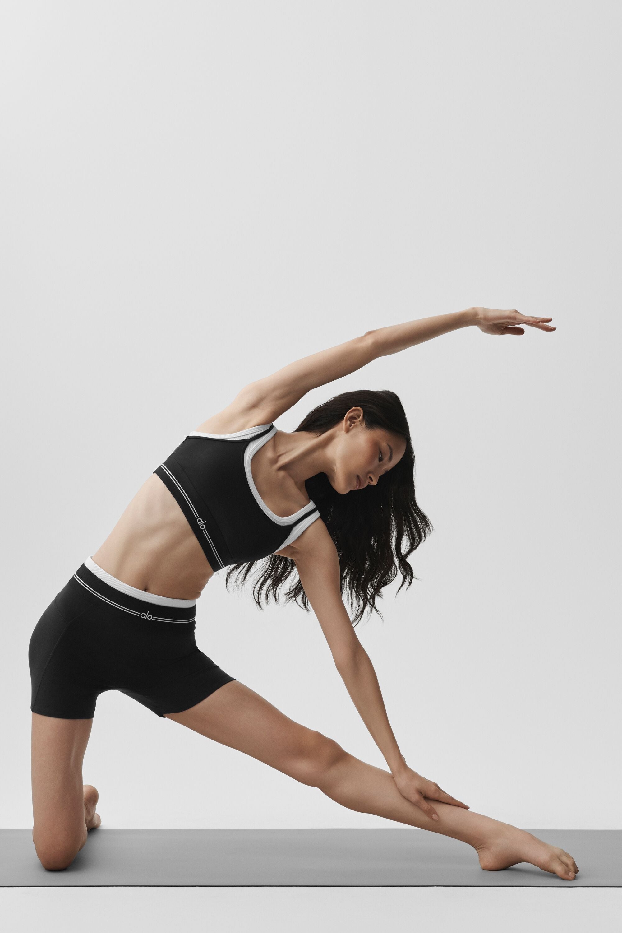Alo Yoga Airbrush High-Waist Better Together Short - Black/White