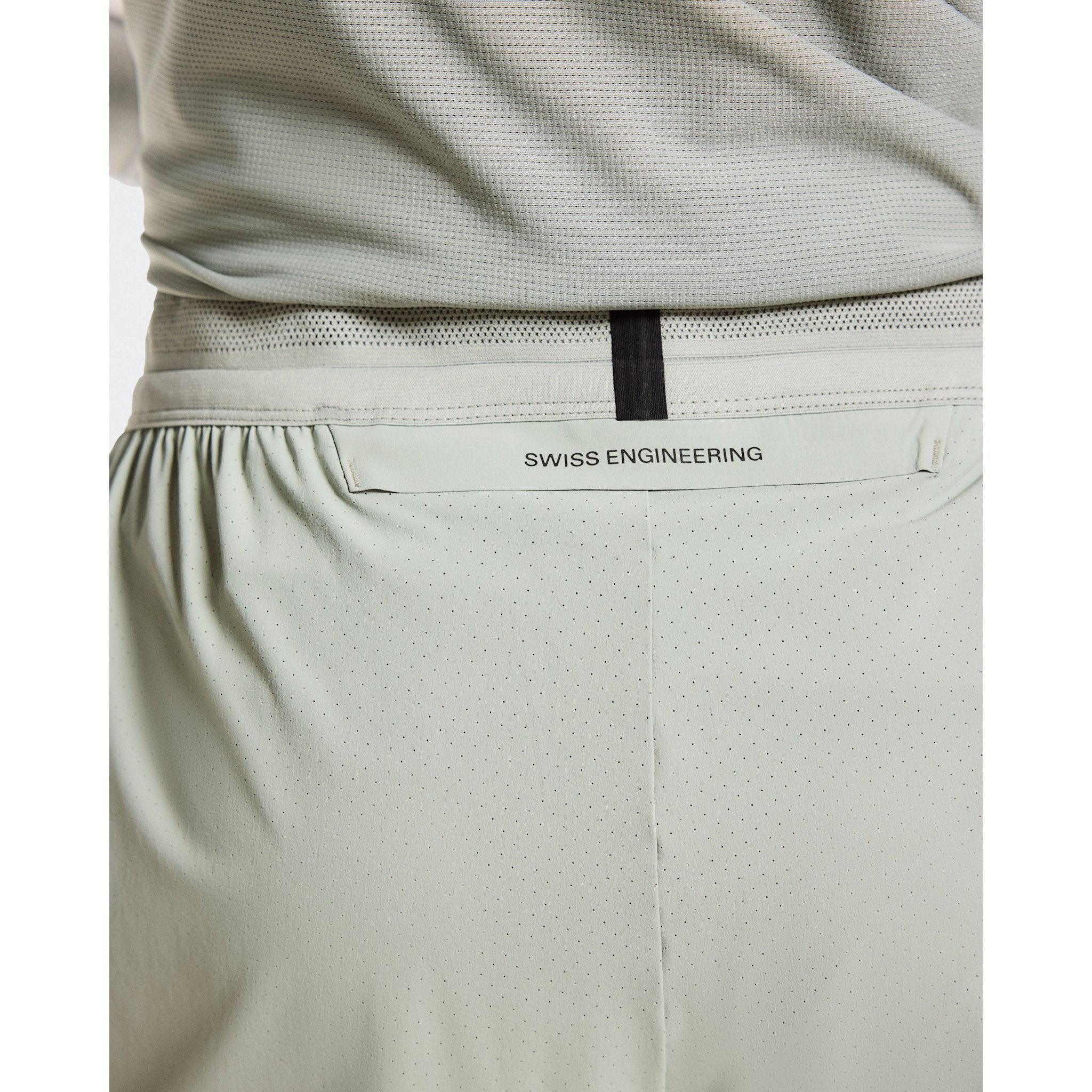 On 7" Performance Shorts Tin