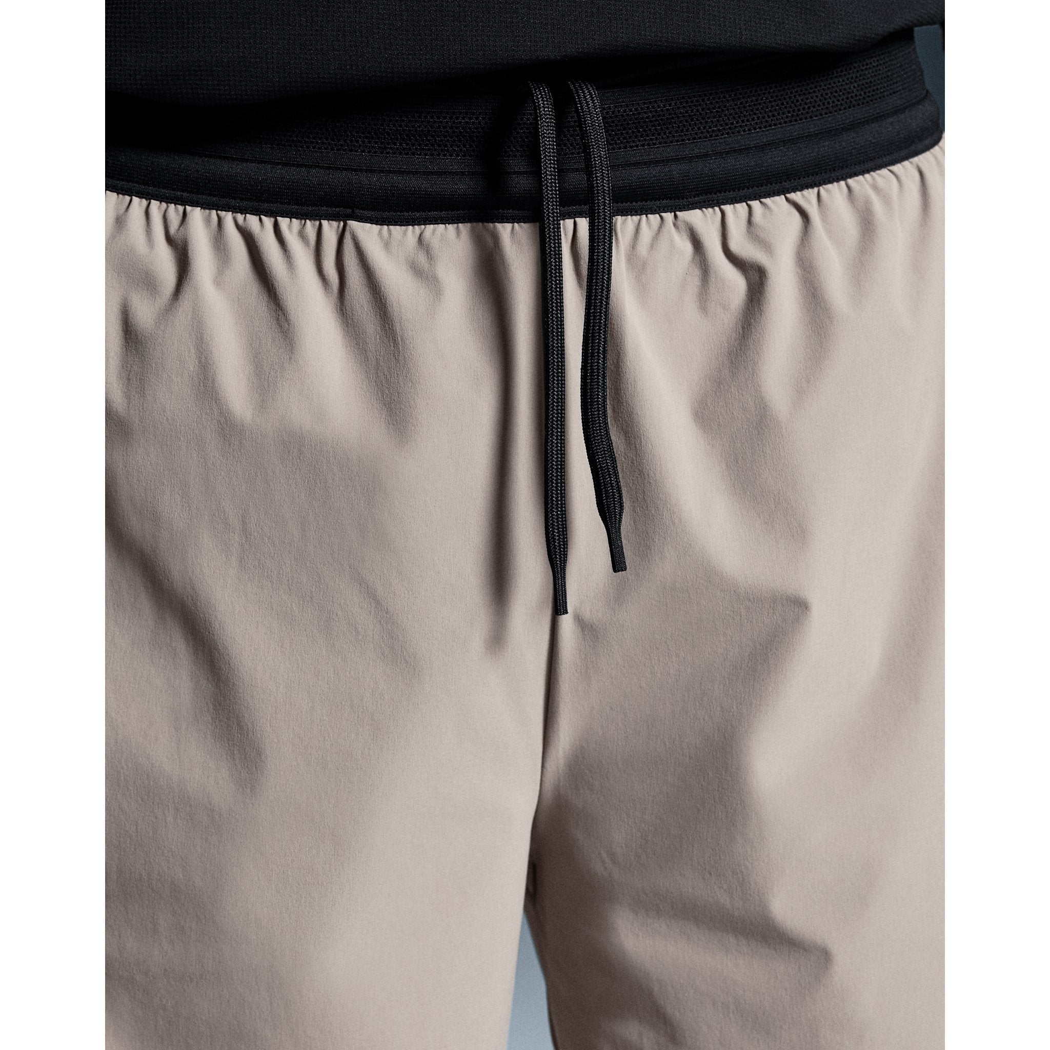 On 5" Performance 2/1 Shorts Cinder | Black