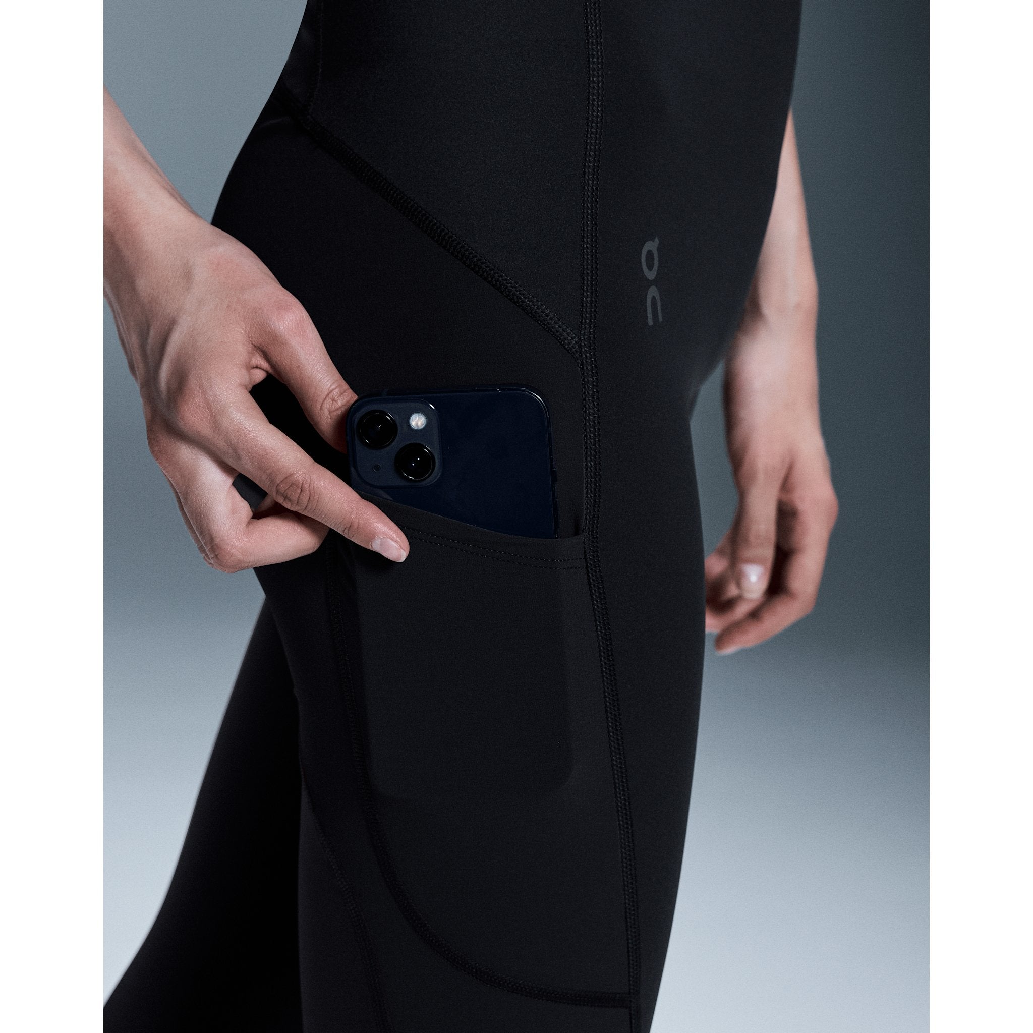 On Trek Tight Black | Mulberry