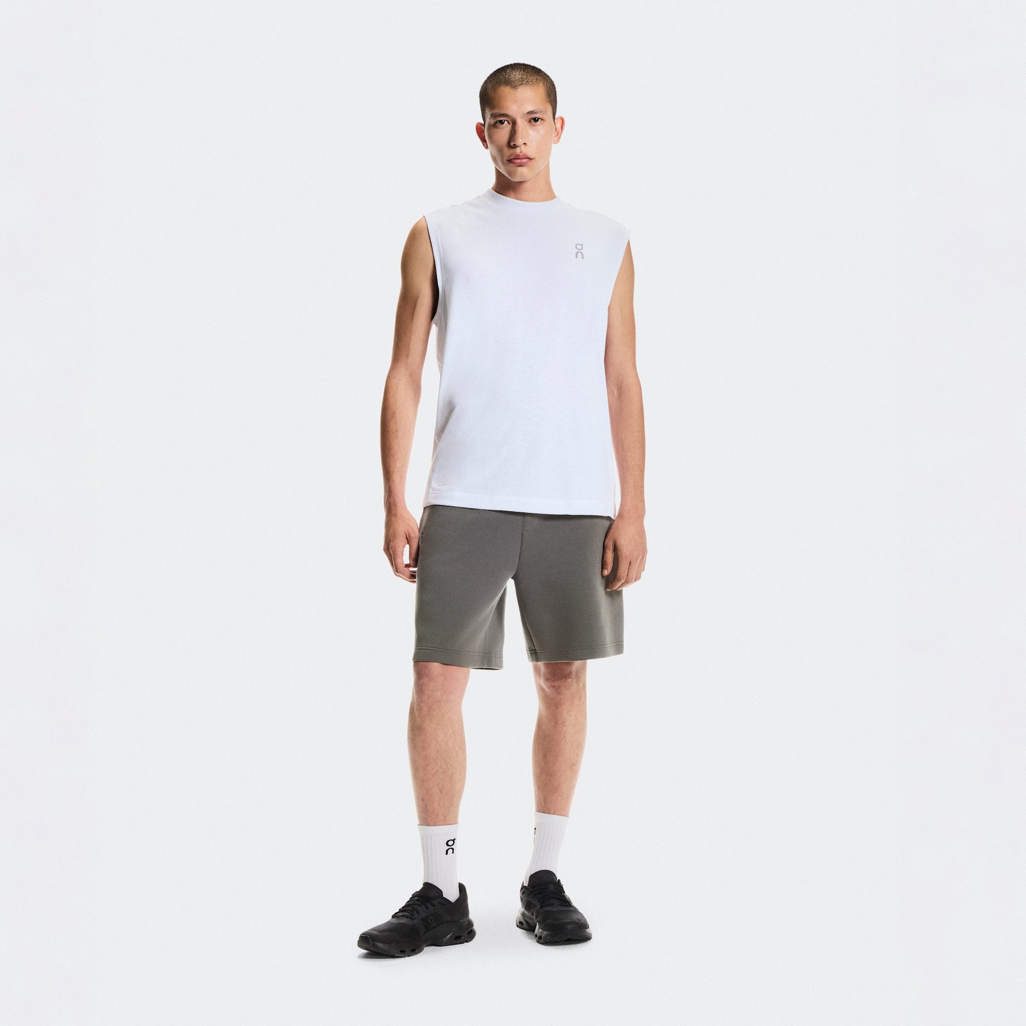 On Focus Tech Shorts Shadow