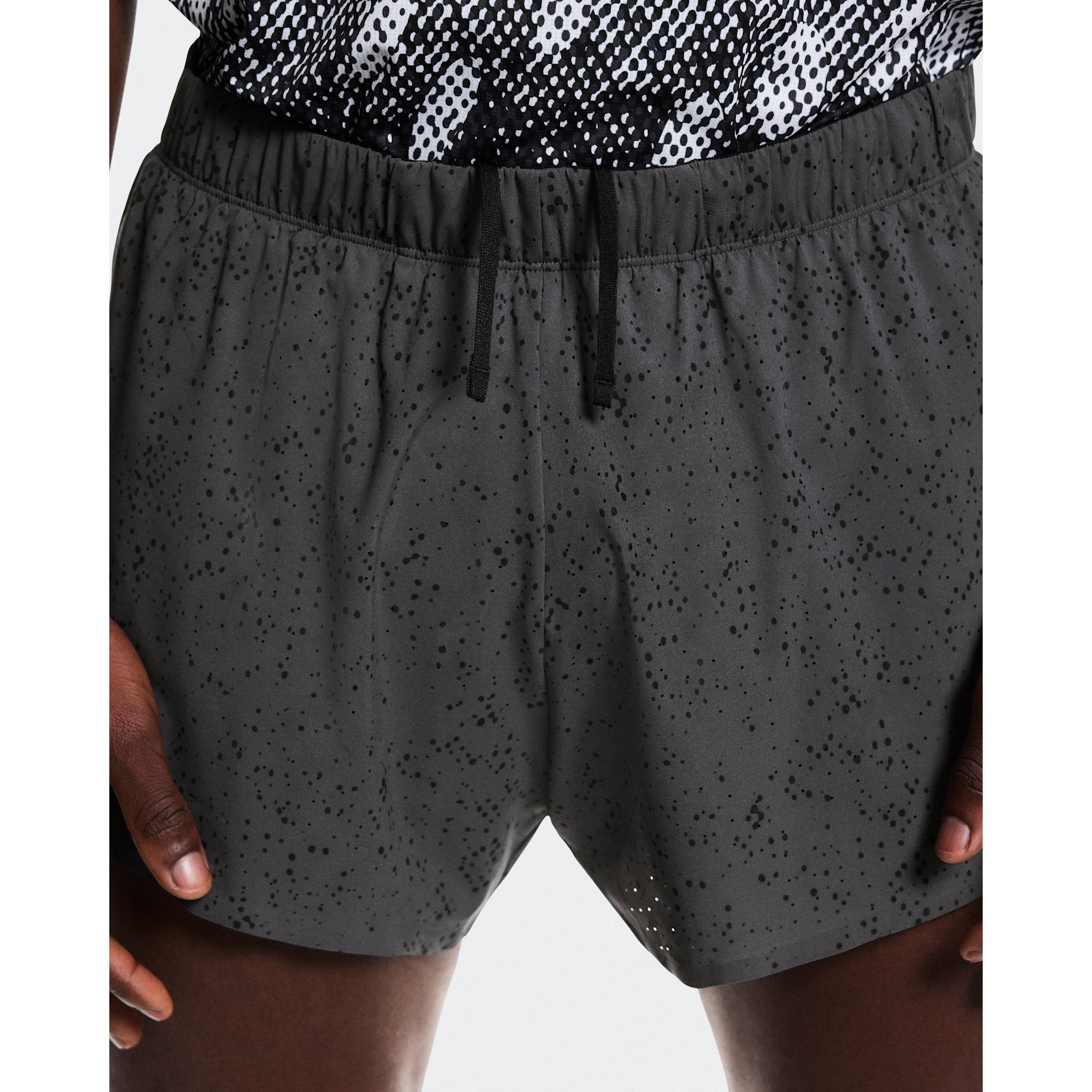 On Zero Shorts Iron | Black