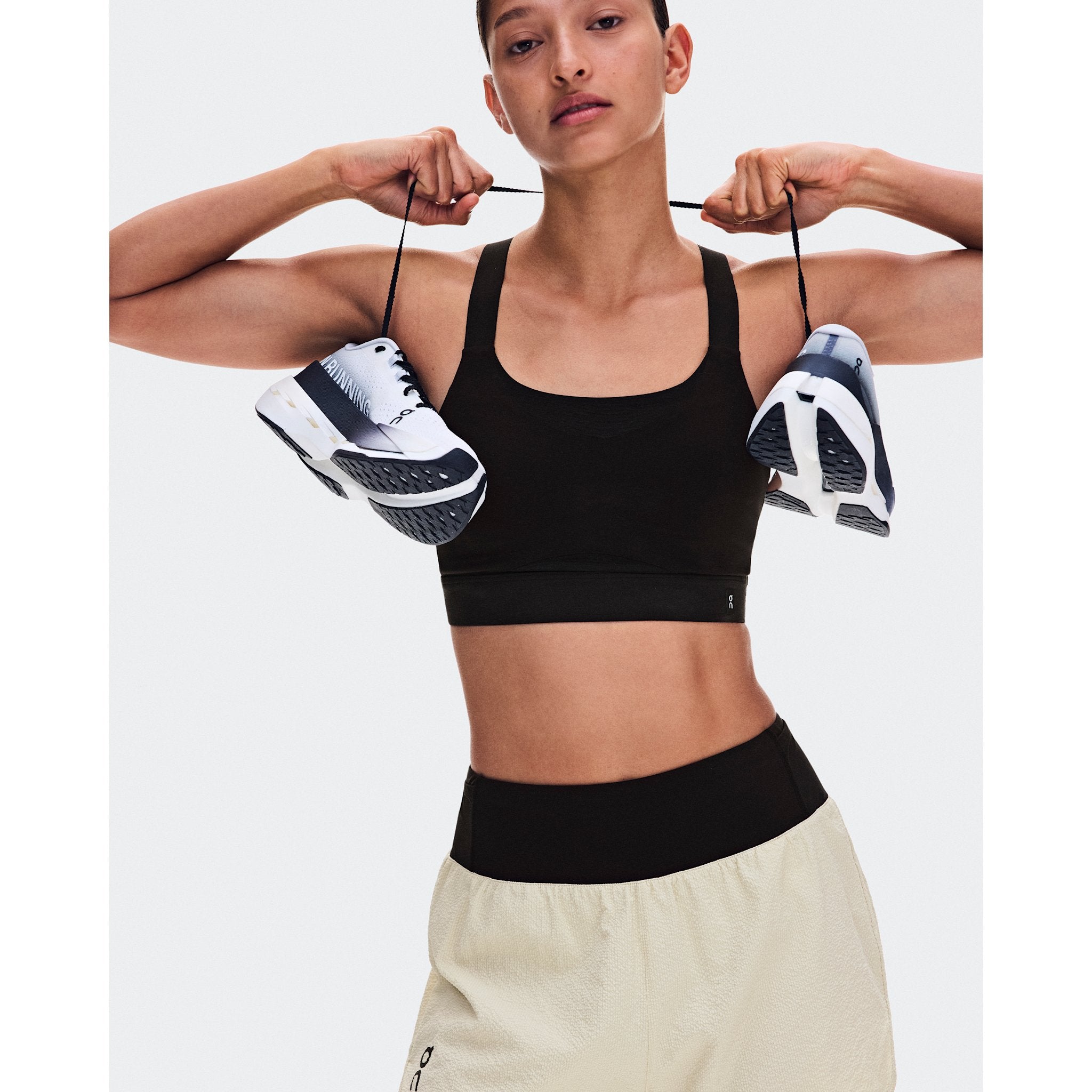 On Performance Volt Shorts Hare