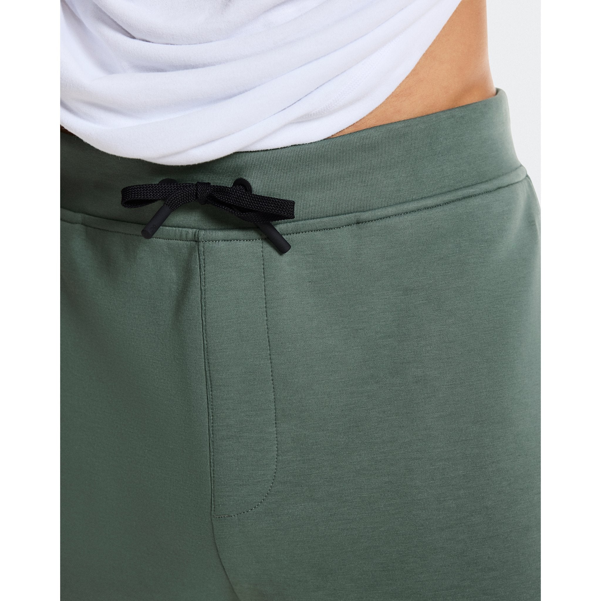 On Focus Tech Shorts Olive