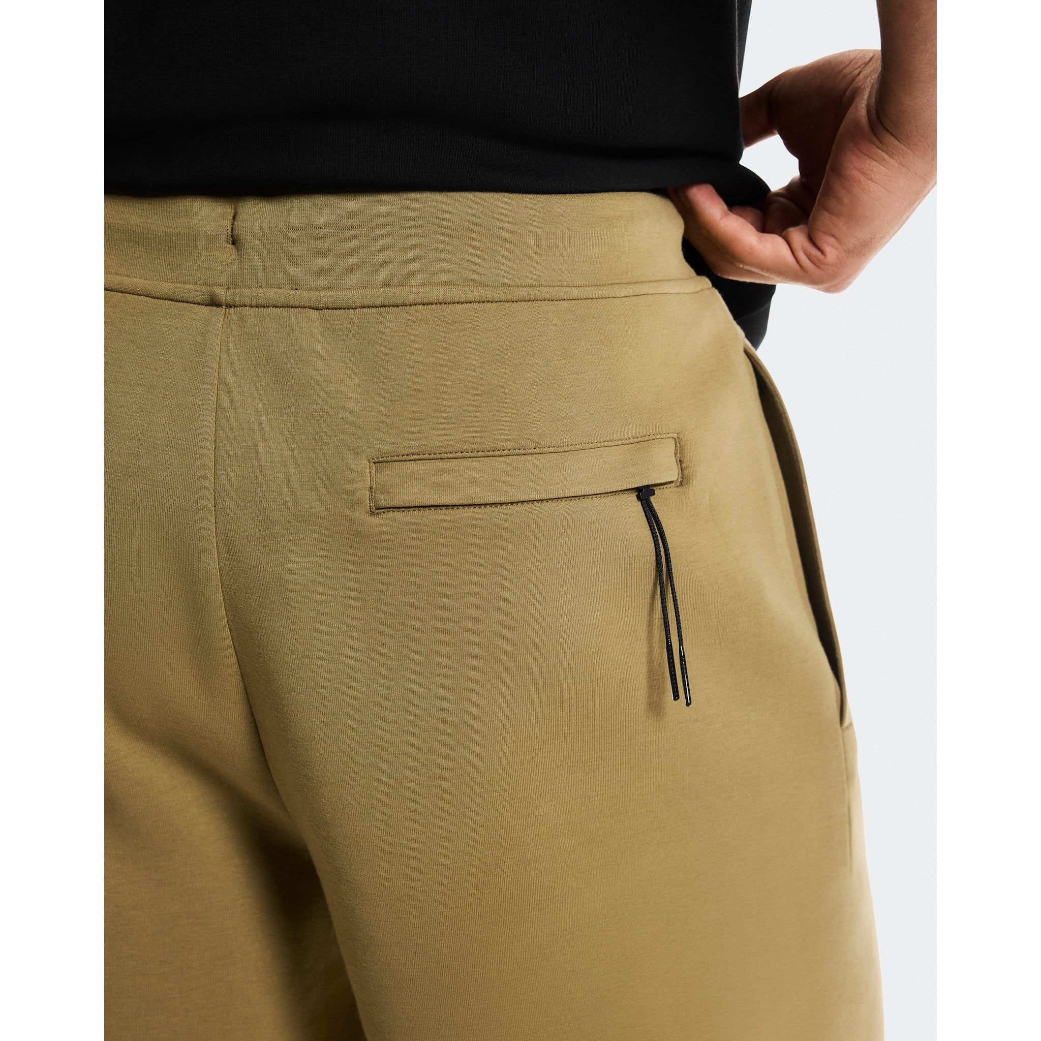 On Focus Tech Shorts Nutmeg