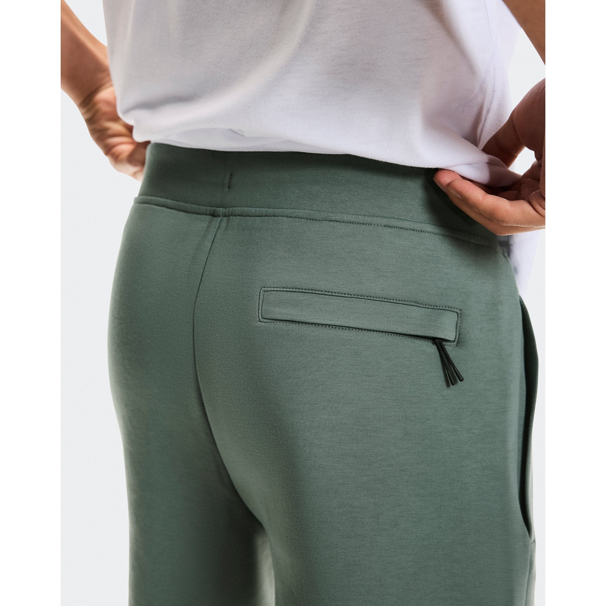 On Focus Tech Shorts Olive