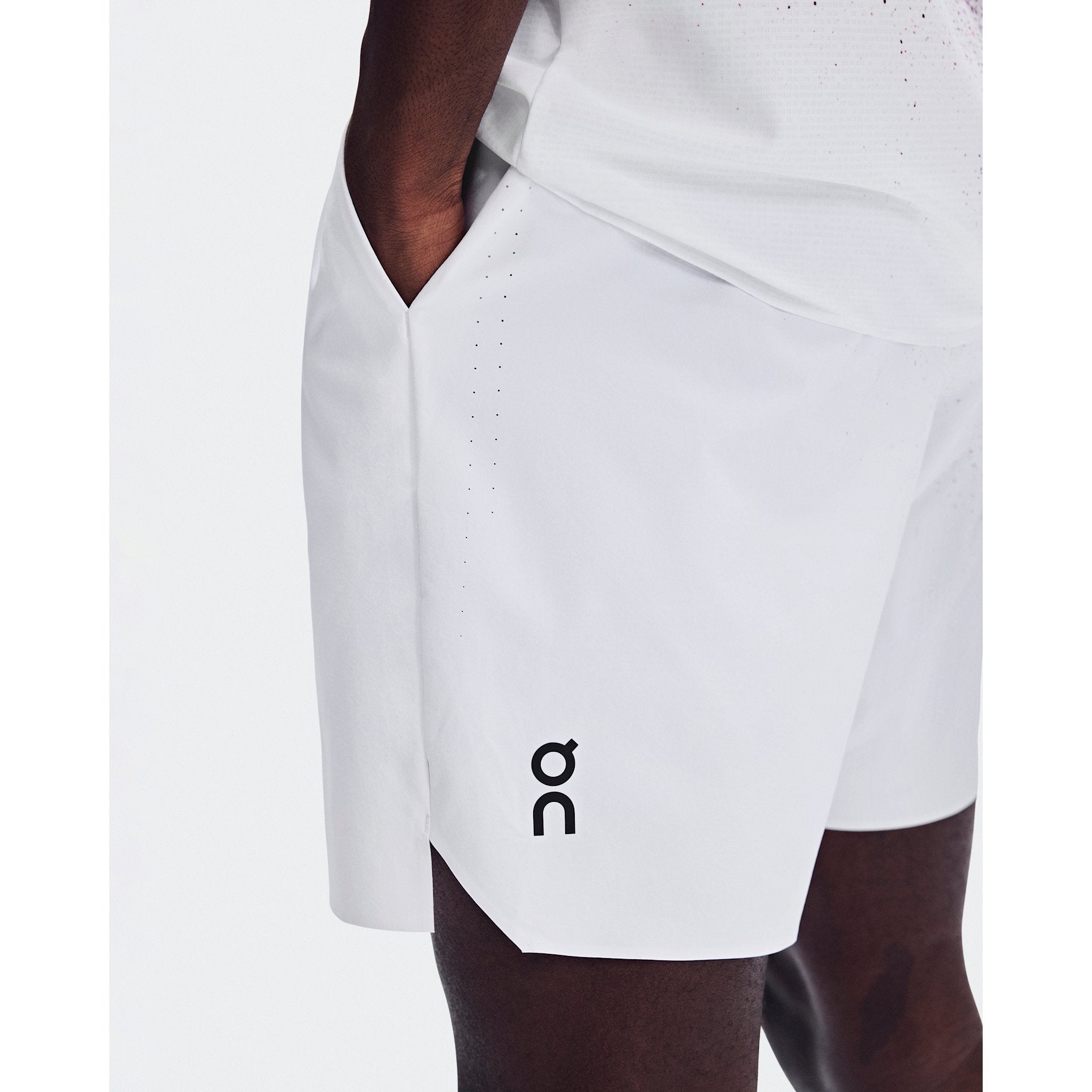 On 7" Court Shorts Fade Nebula | White