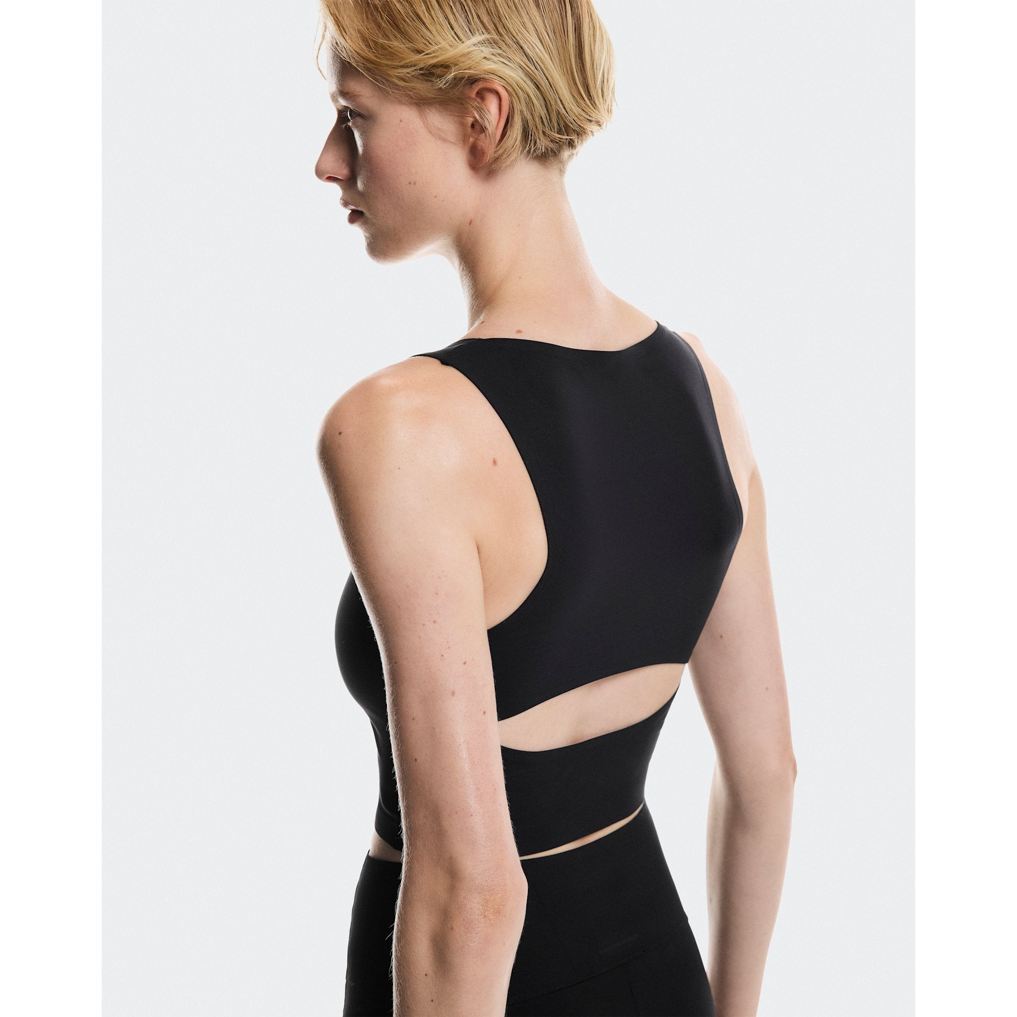 On Studio Open Back Crop Black