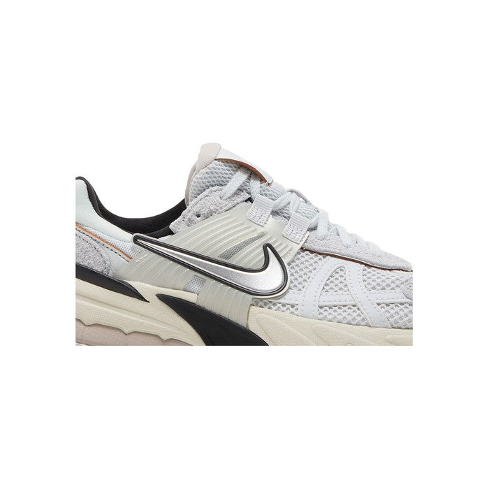 Nike Wmns V2K Run 'Pure Platinum Chrome'